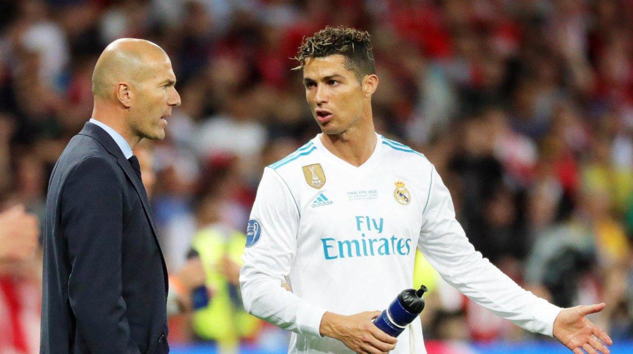 Zindane conversa con Cristiano Ronaldo. 