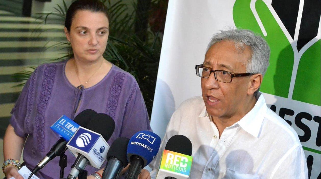 La directora del ICBF, Karen Abudinen junto al director de Medicina Legal, Carlos Valdés.