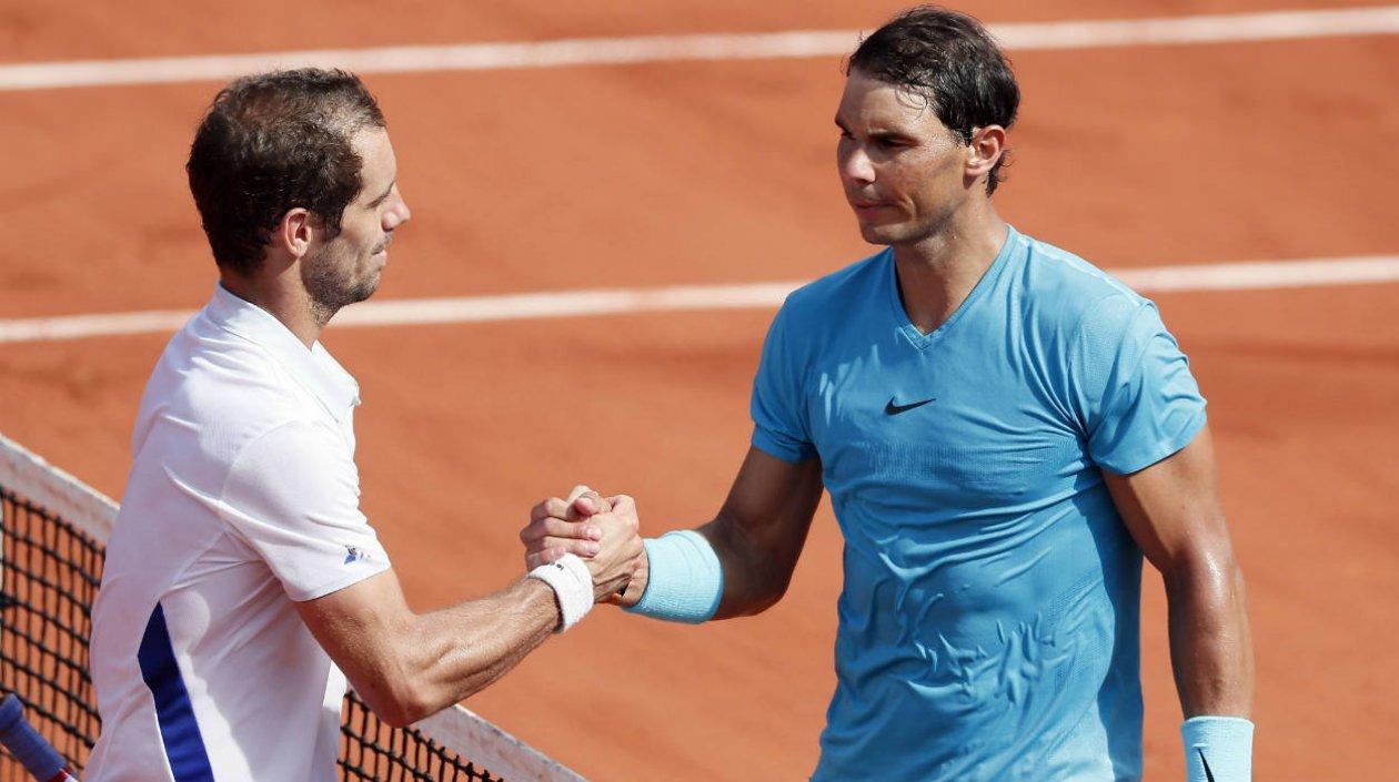 Richard Gasquet le da la mano a Rafael Nadal. 