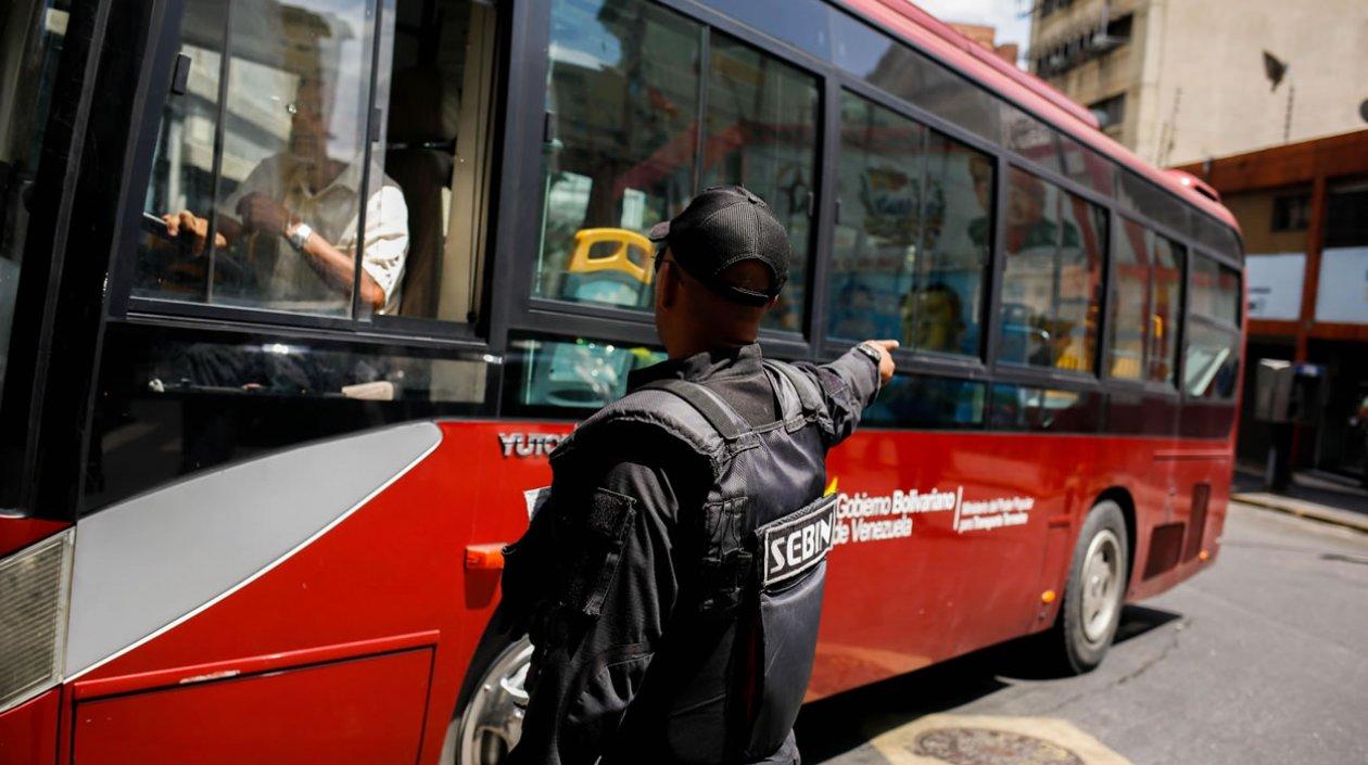  Agentes del Sebin resguardan el autobús donde trasladan un grupo de "presos políticos" desde la sede del Servicio Bolivariano de Inteligencia (Sebin) a la Cancillería venezolana