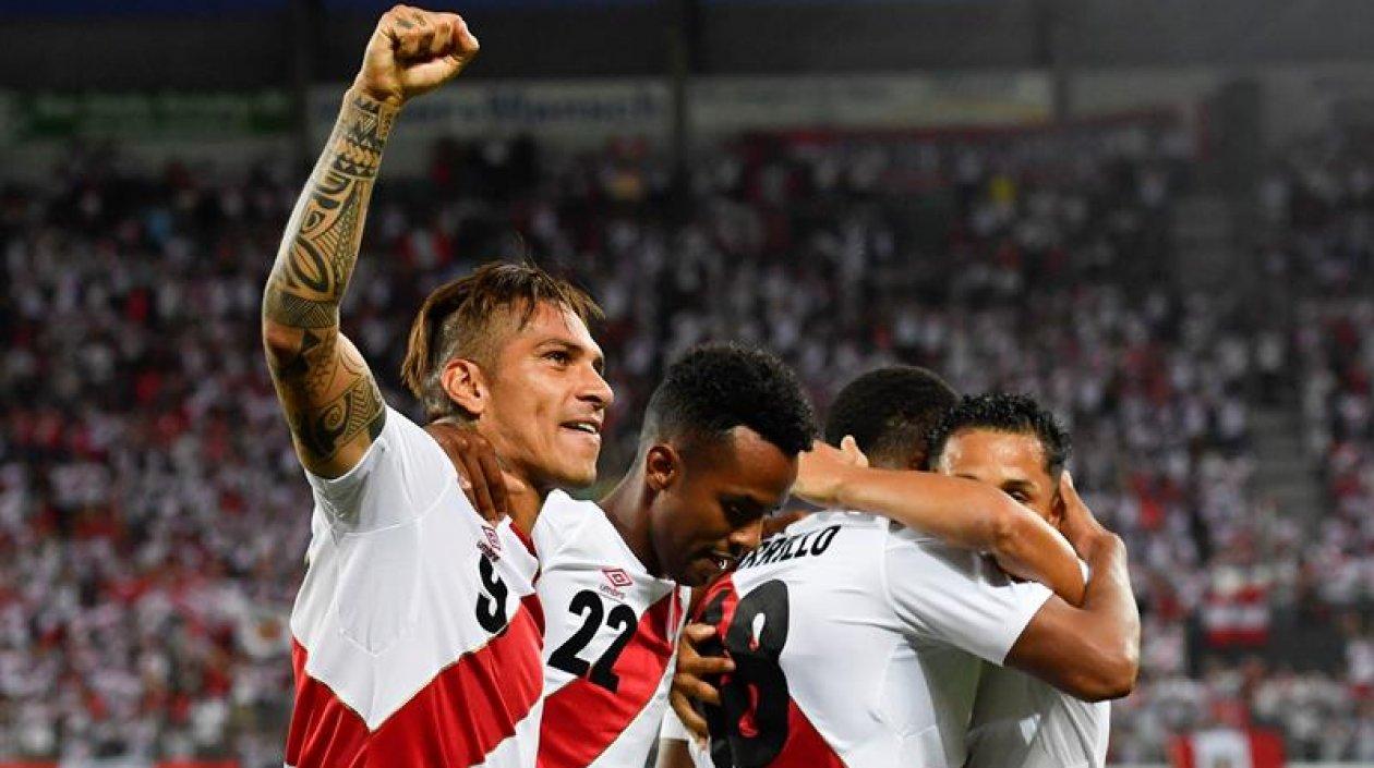 Paolo Guerrero festeja uno de sus dos goles ante Arabia Saudí.