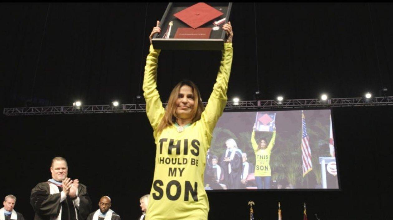 Patricia Oliver con un cuadro con el birrete y el diploma de su hijo Joaquín, fallecido en el tiroteo de Parkland.