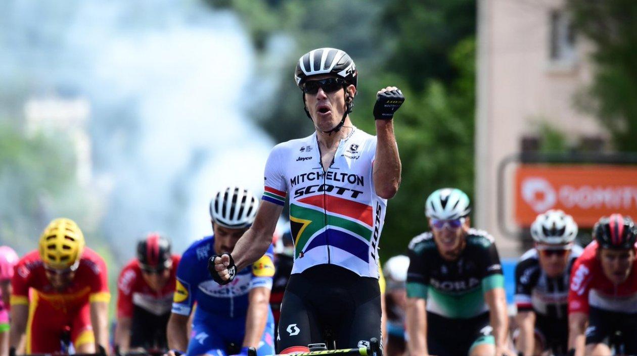 Daryl Impey se impone en la meta. 