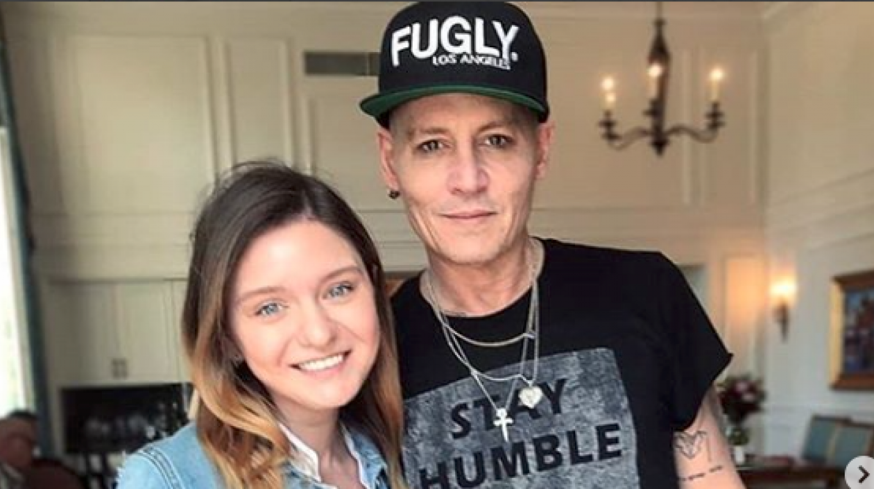 El actor estadounidense Johnny Depp y una fan.