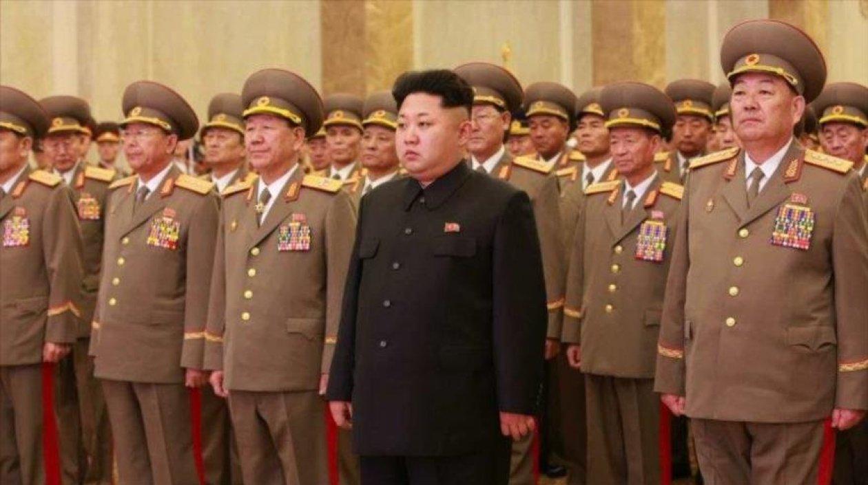 Kim Jong-un con sus militares. 