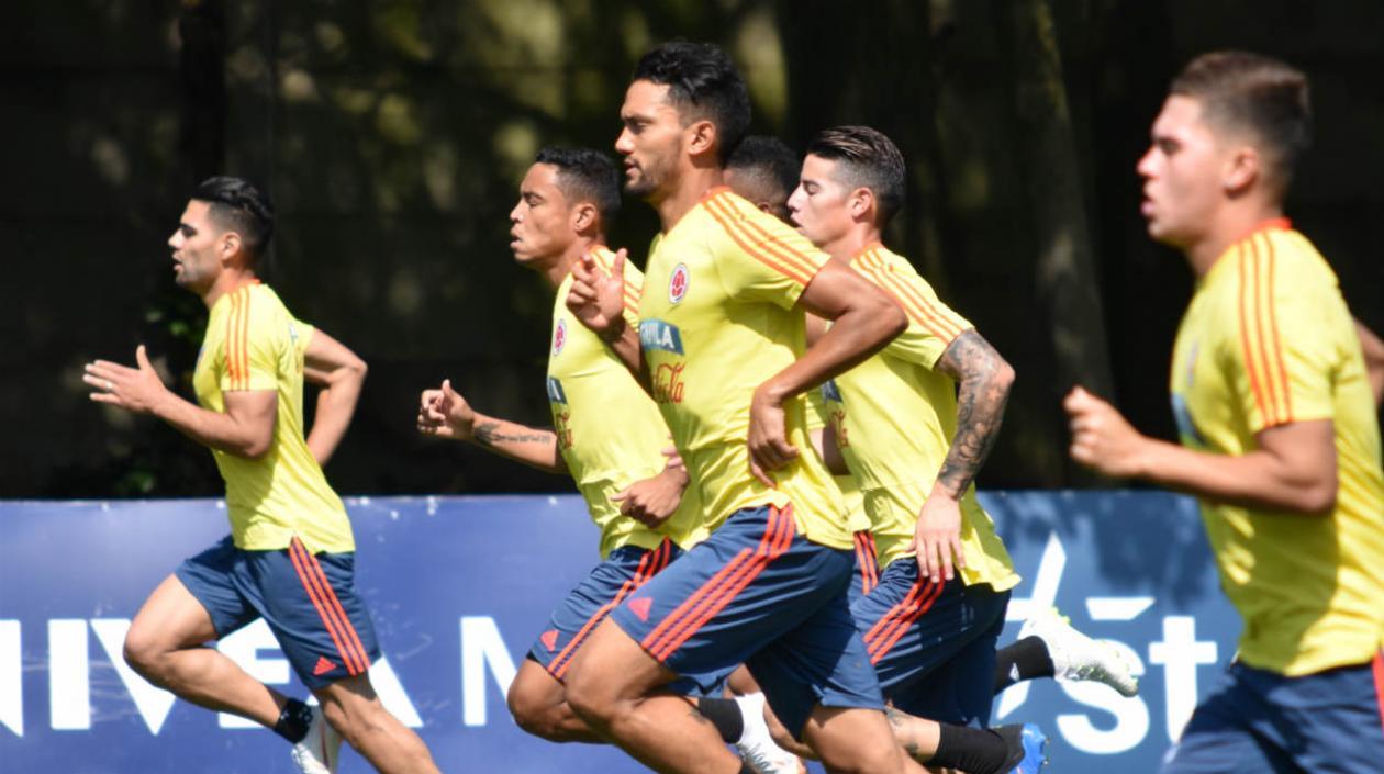 Abel Aguilar práctica a la par de sus compañeros. 