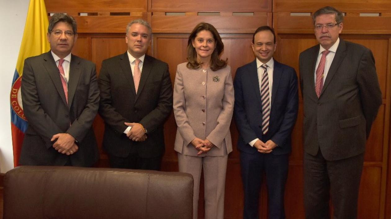 Iván Duque y Marta Lucía junto a magistrados de la Corte Constitucional. 