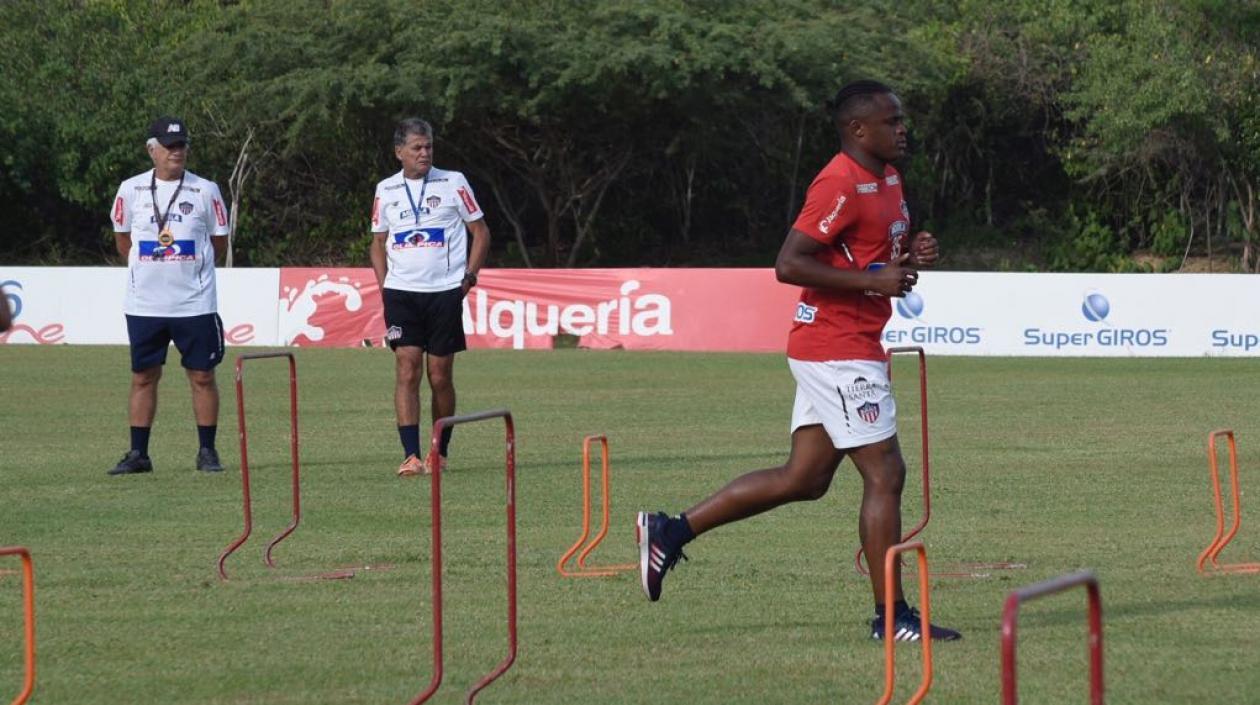 Iván Rivas en entrenamiento siendo observado por el técnico Julio Comesaña.