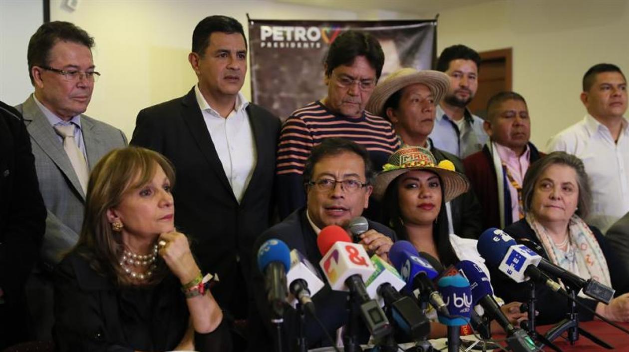 Candidato Gustavo Petro junto a Ángela María Robledo, Clara López, entre otros dirigentes.