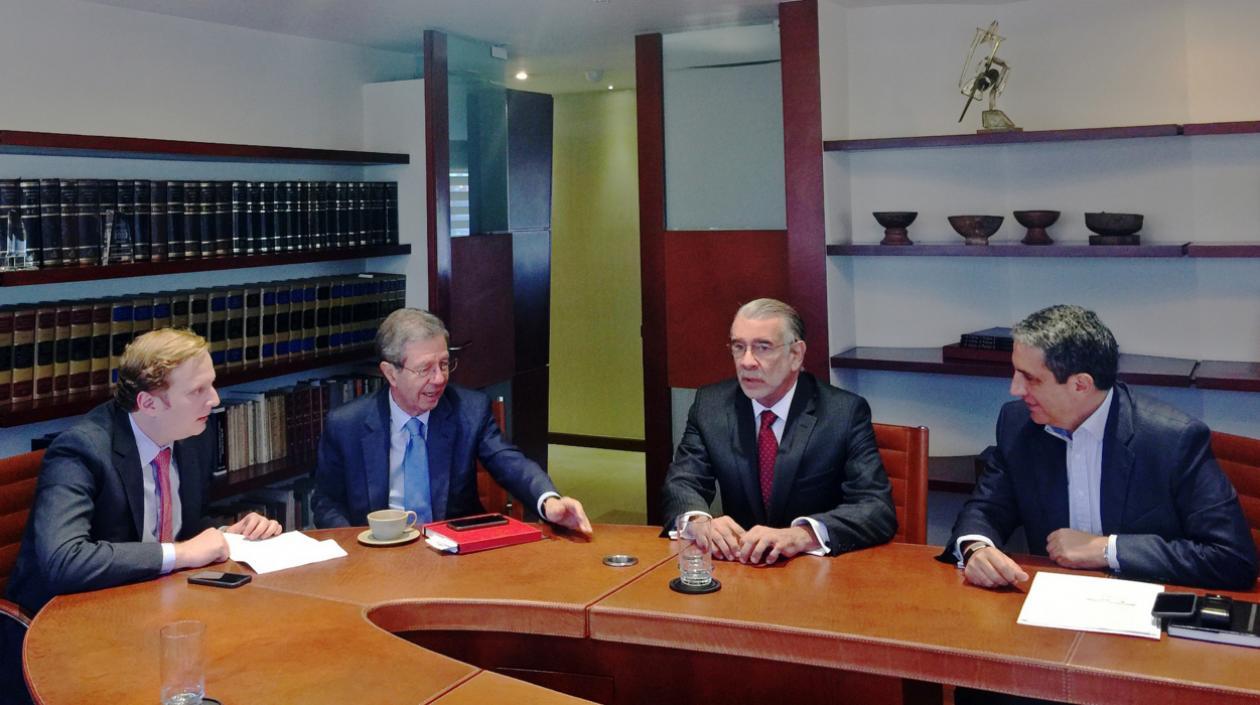 El Gobernador Verano junto al equipo jurídico de Bavaria. 