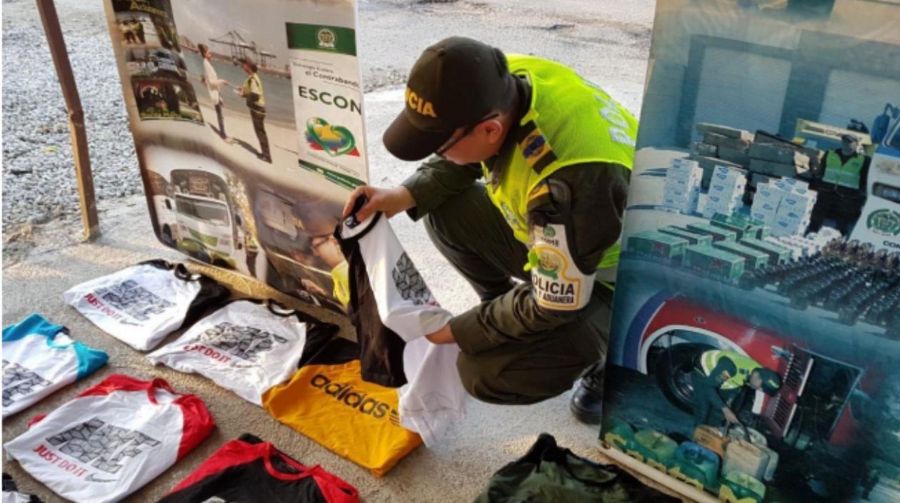 Los capturados, entre ellos funcionarios y exfuncionarios de la DIAN, recibían dinero para dejar pasar el contrabando.