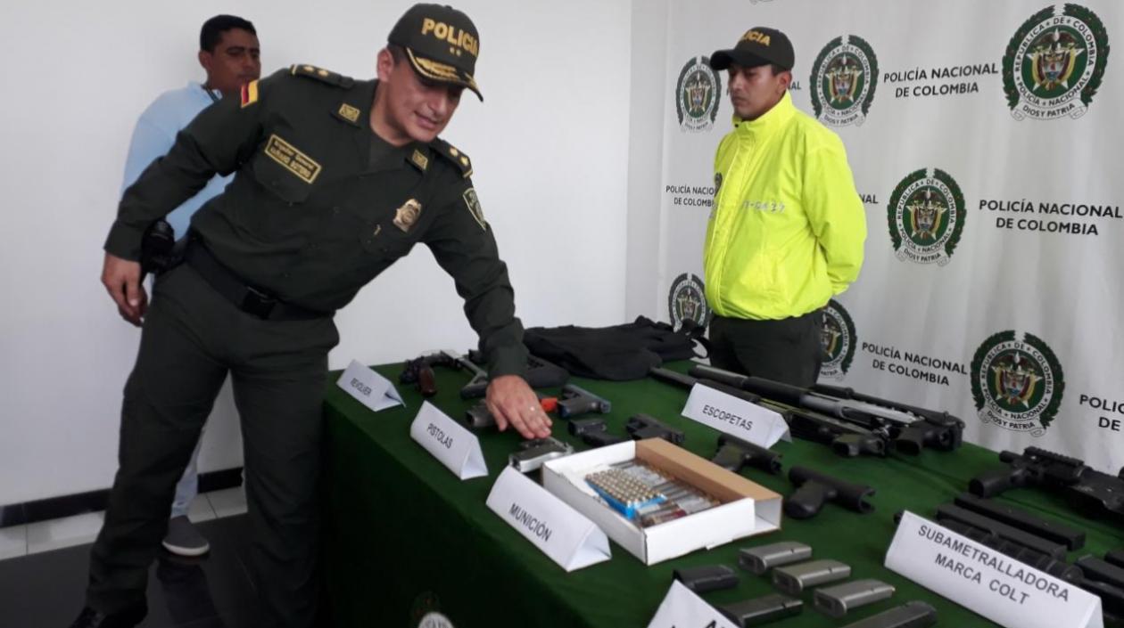 El General mostrando el armamento incautado. 