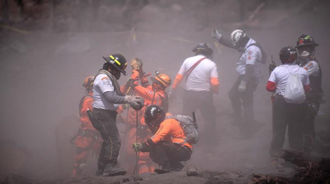 Rescatistas continúan las labores de búsqueda y rescate hoy en el área de El Rodeo, en el departamento de Escuintla (Guatemala). 