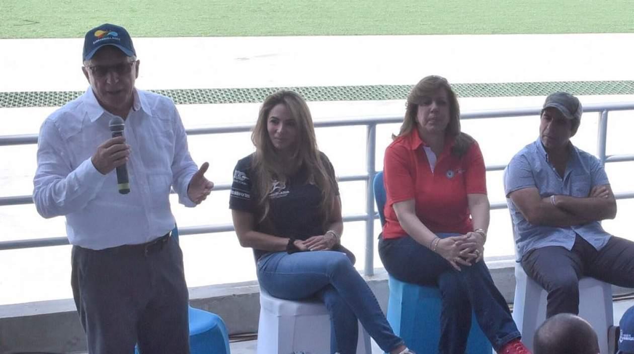 Baltazar Medina con Ana María Aljure, Clara Luz Roldán y Alejandro Char. 