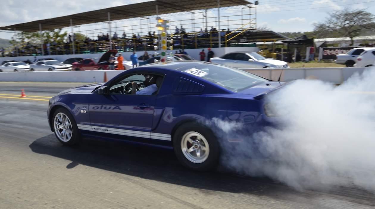 Uno de los autos participantes en los anteriores piques cuarto de milla