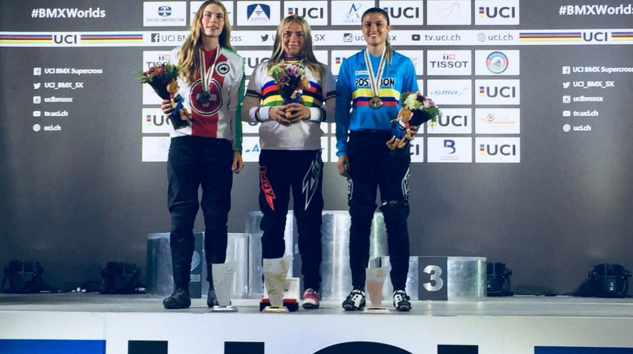 Grabriela Bolle luce su medalla de bronce al lado de Indy Scheepers de Holanda y Zoe Claessens de Suiza.