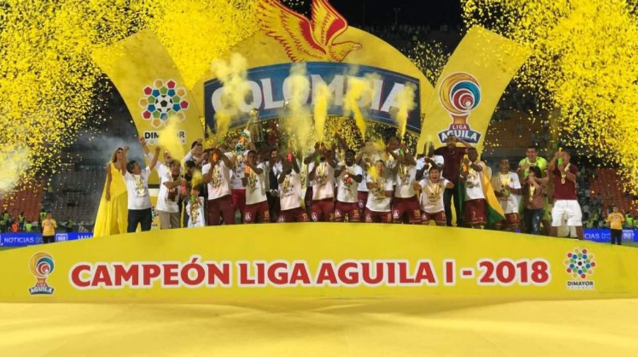 Los jugadores alzan el trofeo.