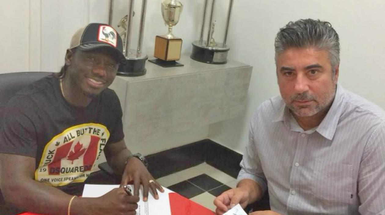 Yimmi Chara sella su firma en el contrato.