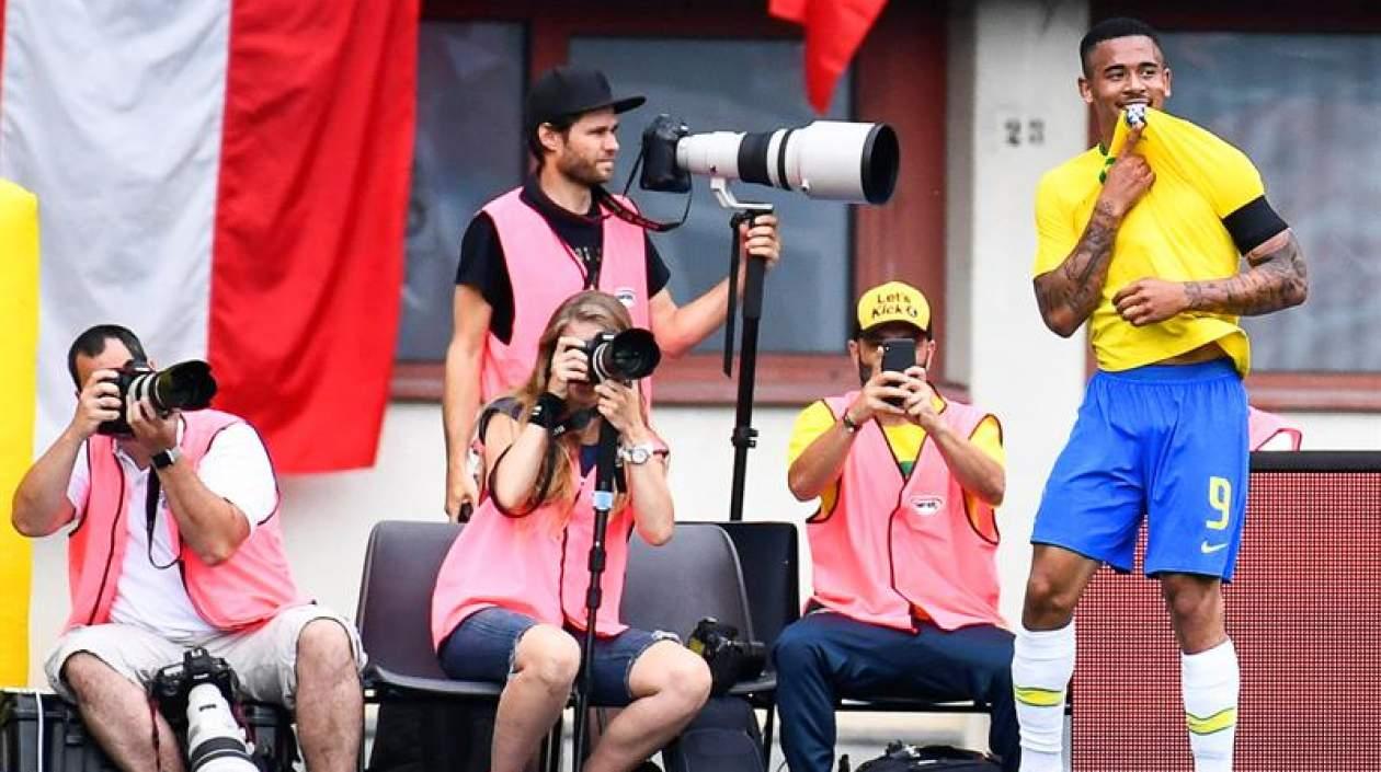 Gabriel Jesús celebrando el primer gol del partido. 