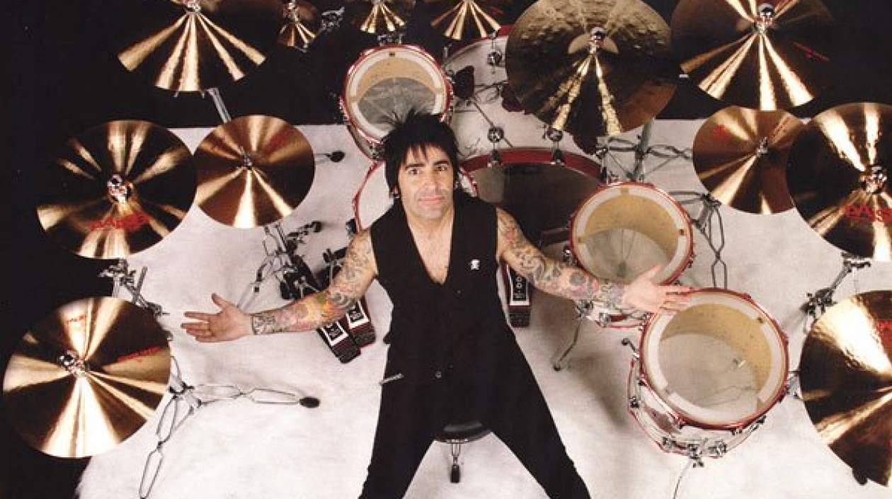 Álex González, baterista de Maná.