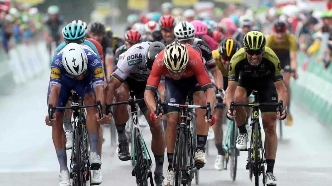 Sonny Colbrelli ganó por muy poco a Fernando Gaviria y a Peter Sagan.