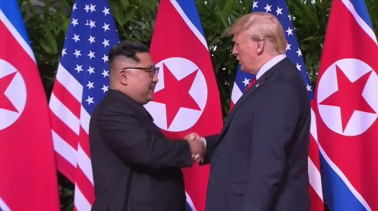 Kim Jong-un y Donald Trump se dieron un apretón de manos al inicio hoy de su histórica cumbre.