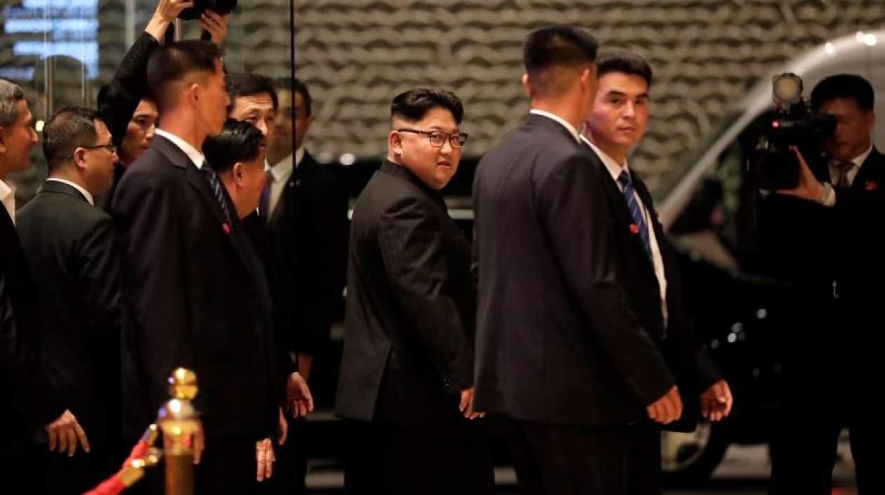 El líder norcoreano, Kim Jong-un (c), abandona el hotel Marina Bay Sands durante su visita al centro de Singapur. 