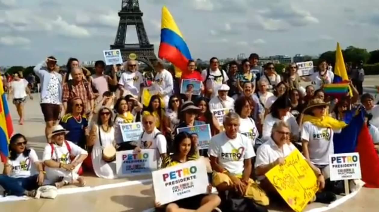 Manifestación en París, en apoyo a Petro.