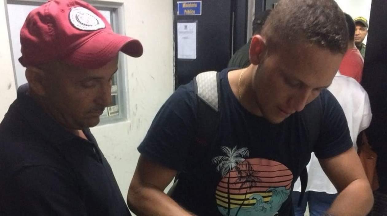 Gilberto Luna (izquierda y de gorra) durante la reseña judicial. 