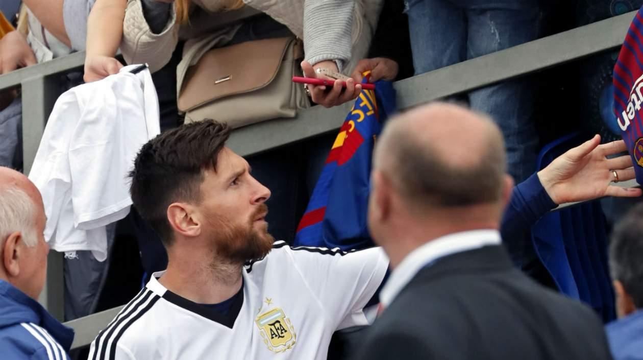 Lionel Messi firma autógrafos a los hinchas. 