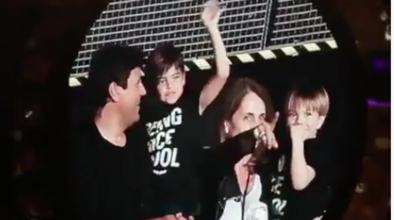 Milan y Sasha durante el concierto.