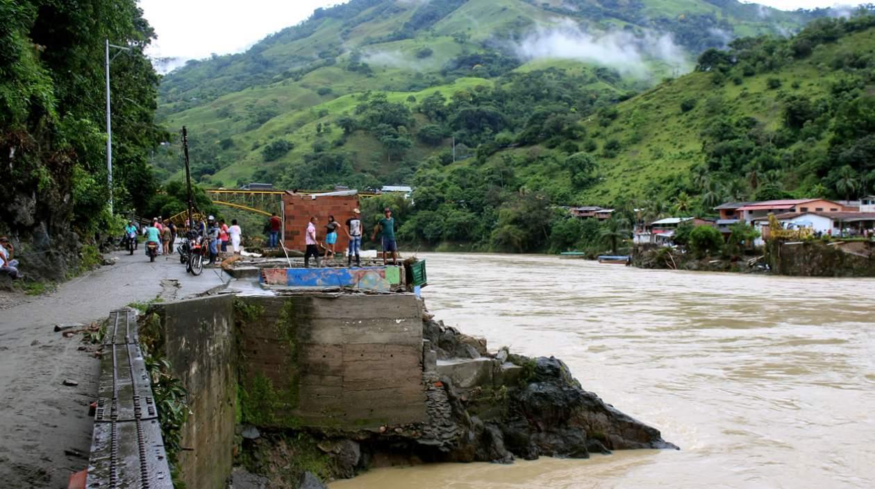 Pobladores observan el cauce del río Cauca a la altura del corregimiento de Puerto Valdivia (Colombia)