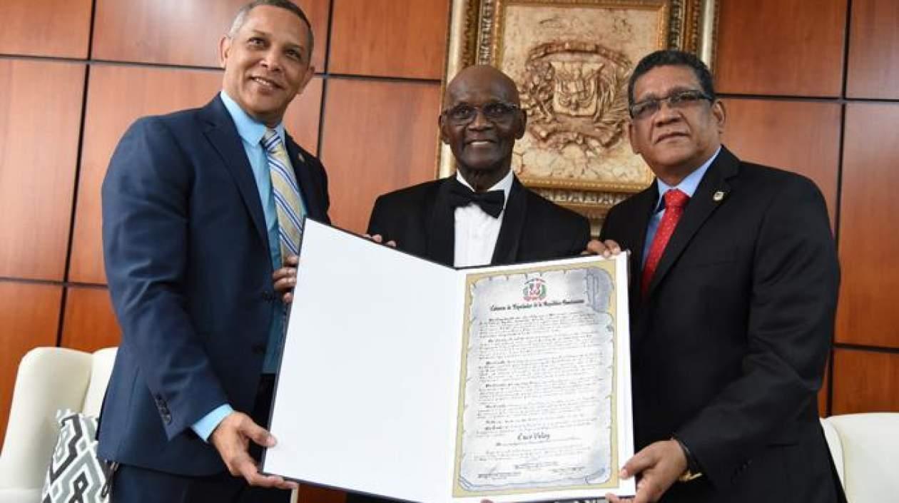 El músico y cantante Cuco Valoy homenajeados por diputados de la Cámara.