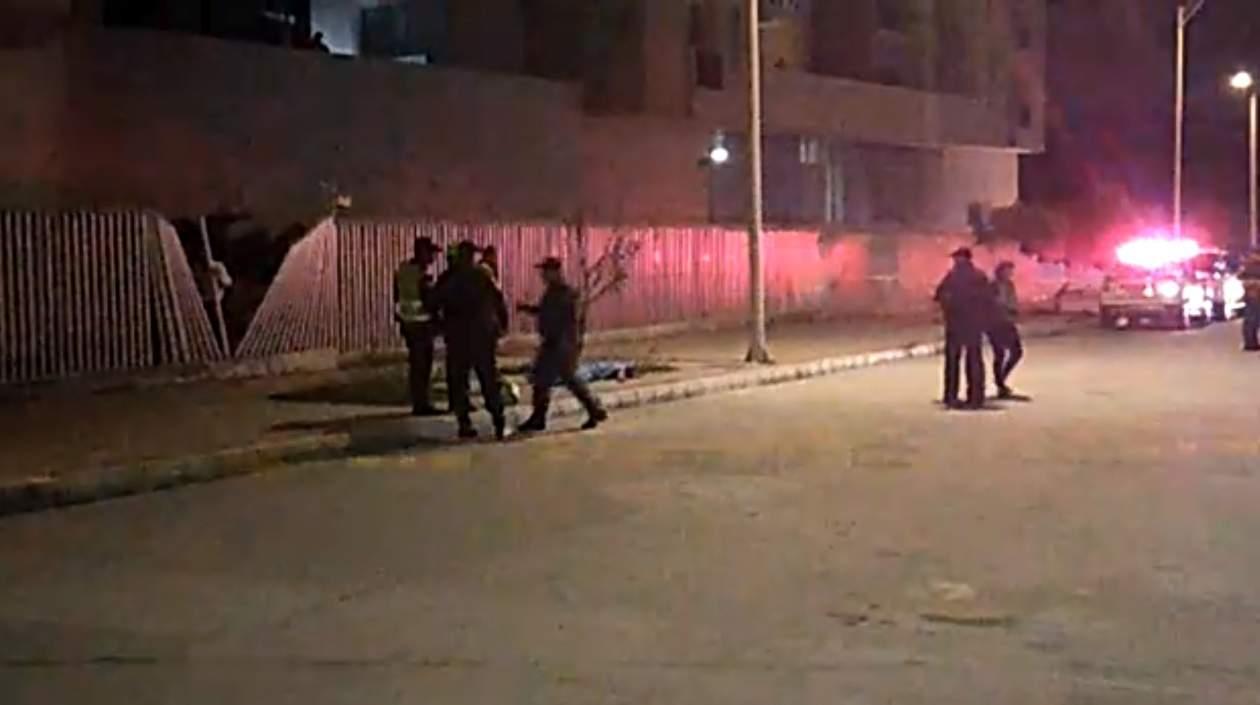 Presunto sicario venezolano tendido en el suelo. 