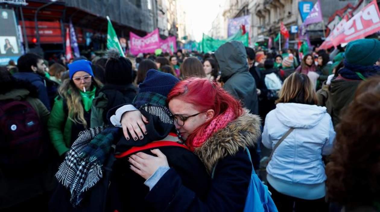 Mujeres celebrando la decisión de la Cámara. 