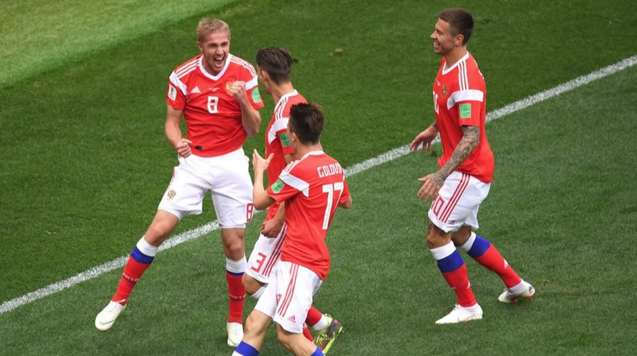 Iury Gazinsky celebra con sus compañeros, tras anotar el primer gol. 