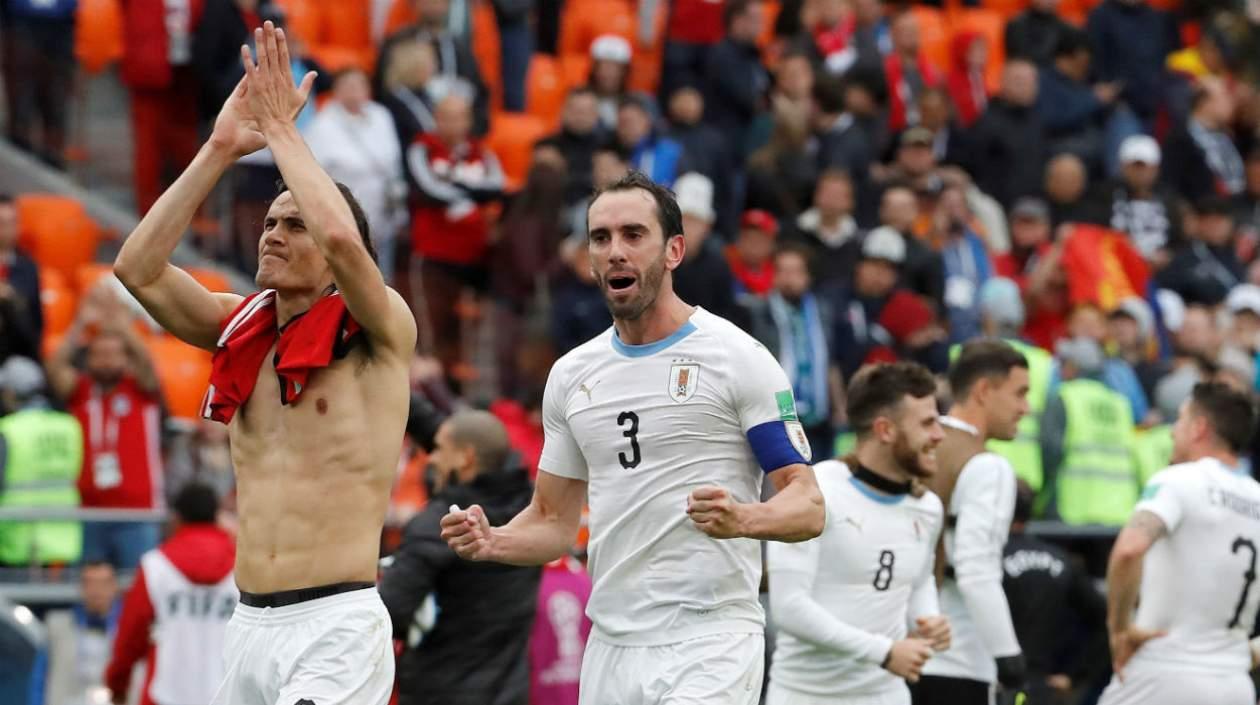 Edison Cavani y Diego Godín celebran el triunfo. 