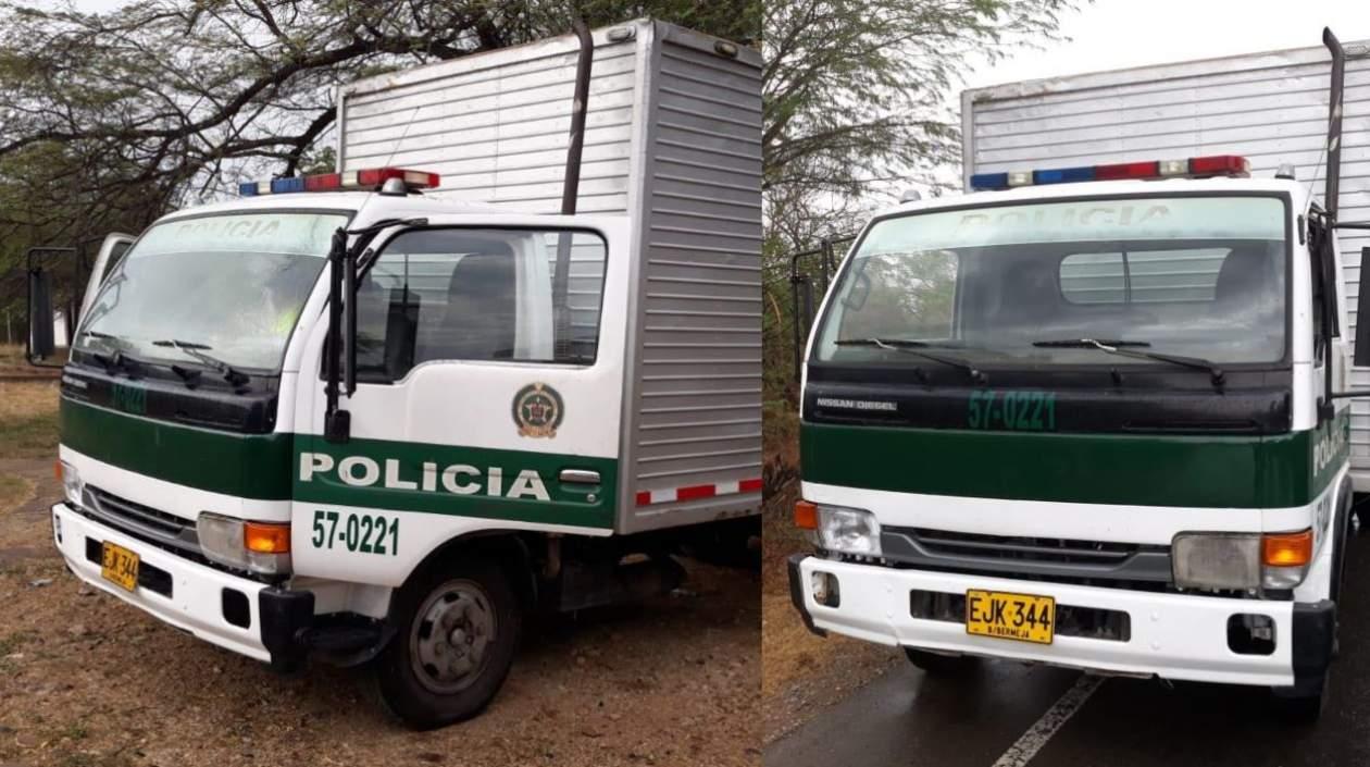 Furgón de la Policía Metropolitana de Barranquilla inmovilizado por la Policía de La Guajira.