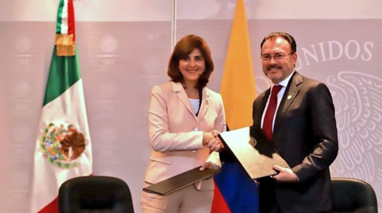La canciller María Ángela Holguín y el secretario de Relaciones Exteriores mexicano, Luis Videgaray.
