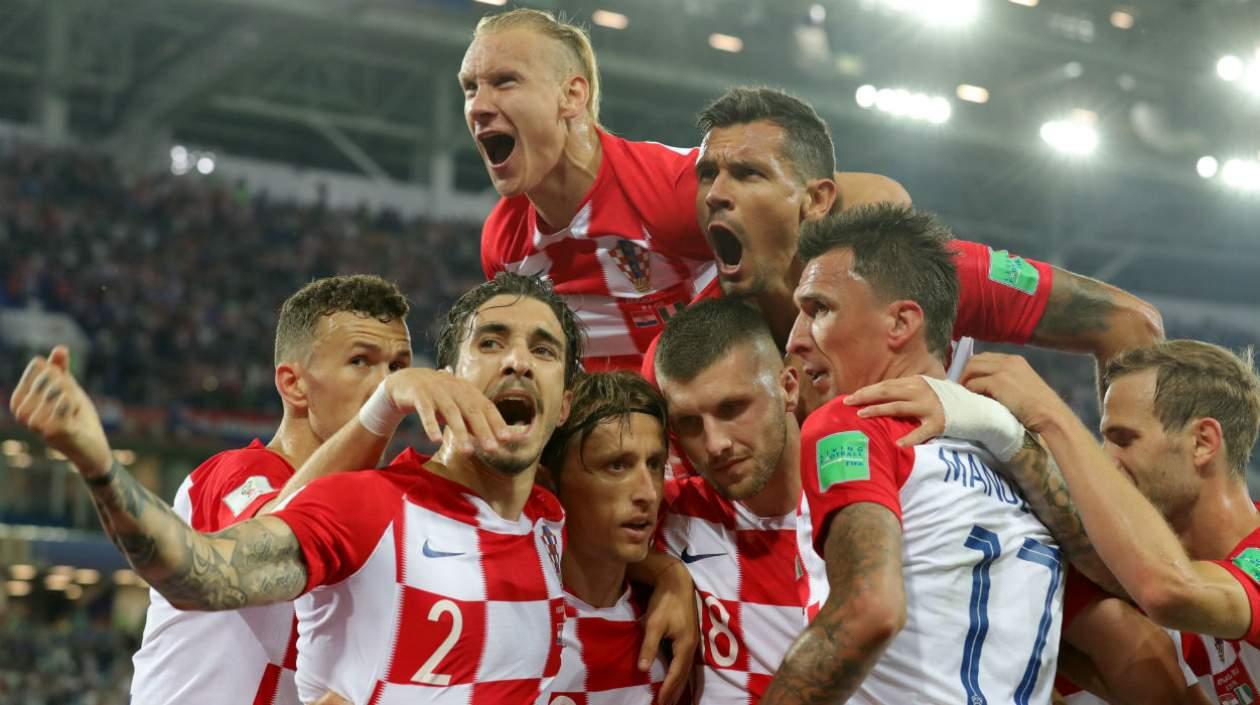 Jugadores de Croacia celebran el segundo tanto. 