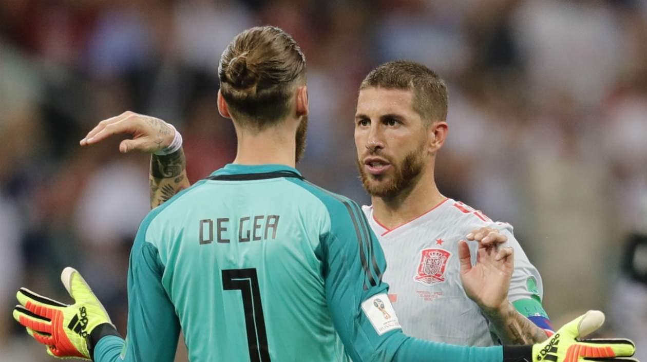 De Gea y Ramos se abrazan antes del duelo ante Portugal. 
