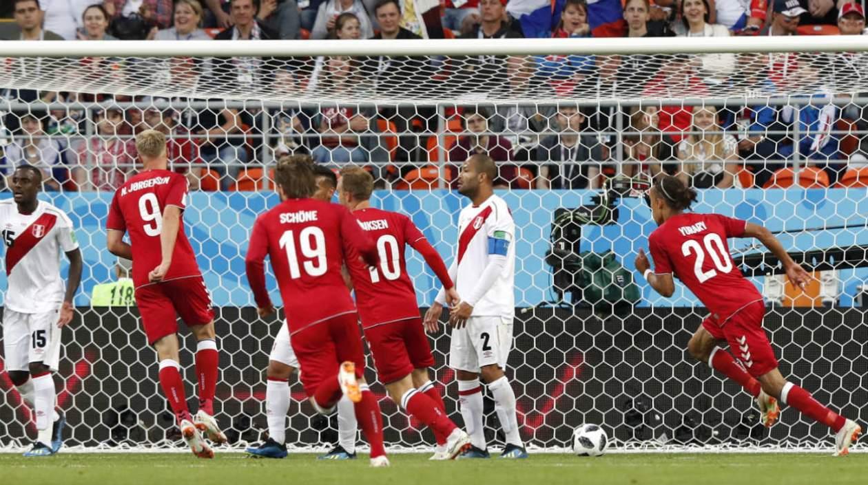 Poulsen celebra su gol ante la mirada de Alberto 'El Mudo' Rodríguez. 