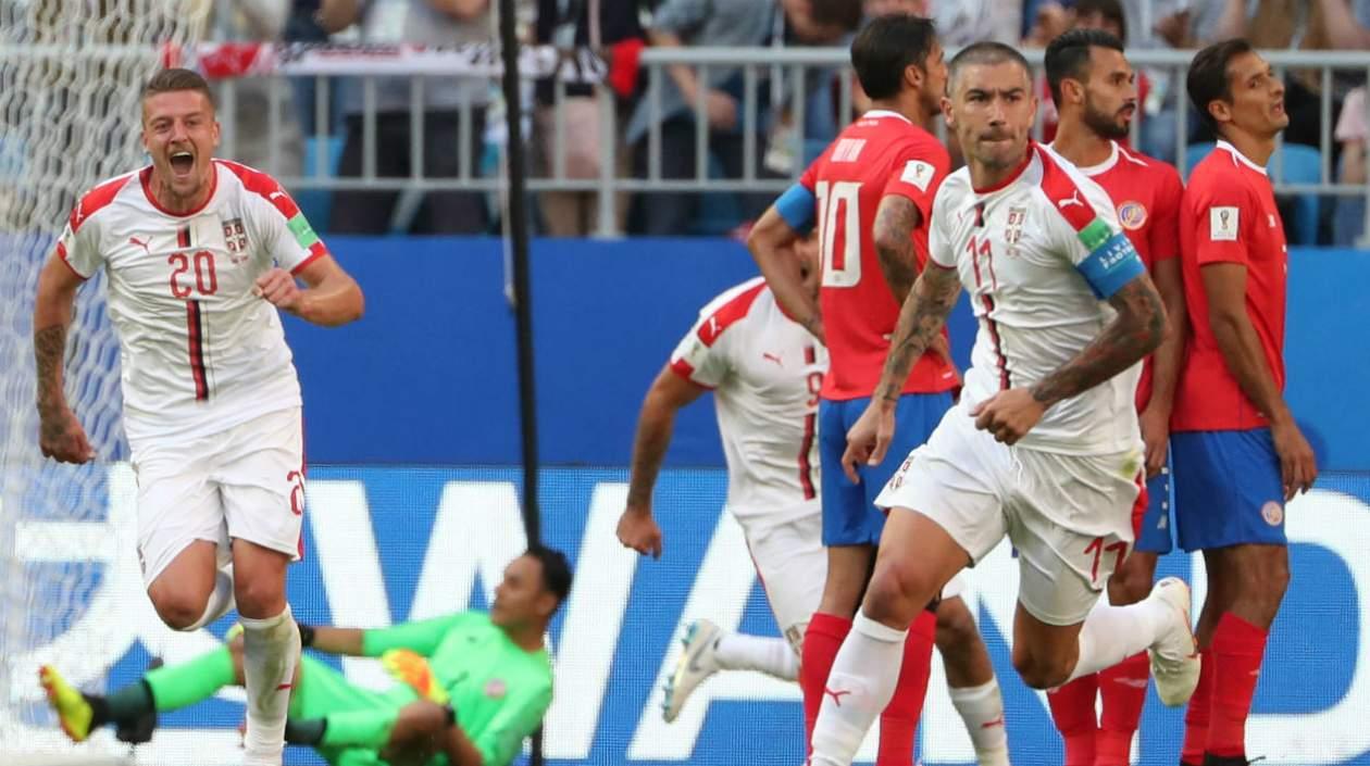 Alexandar Kolarov celebra tras marcar de tiro libre.