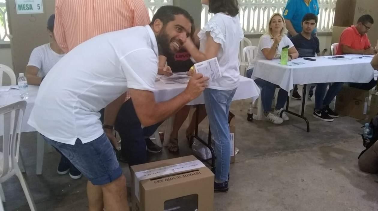 Senador Arturo Char ejerciendo su derecho al voto.