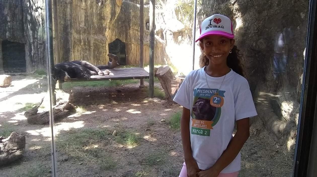 El oso 'Chucho' con su jefa de campaña, Ámbar Ordosgoitia Díaz.