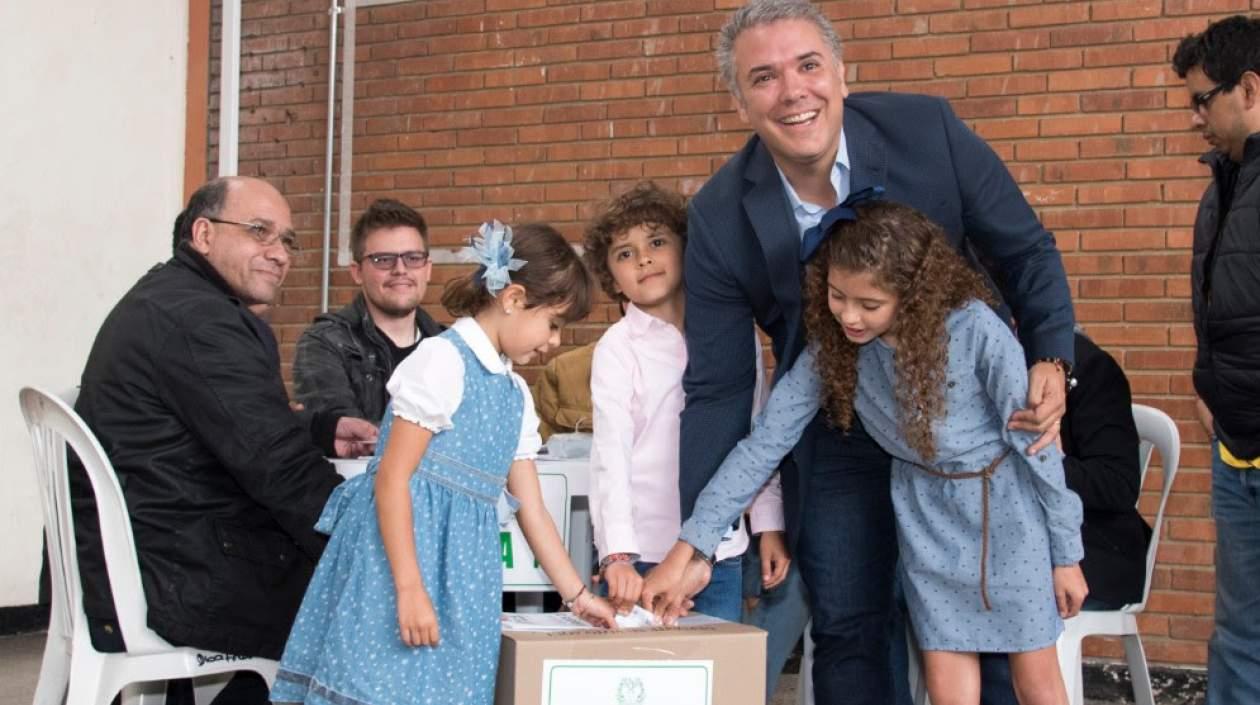 Iván Duque acompañado de sus hijos