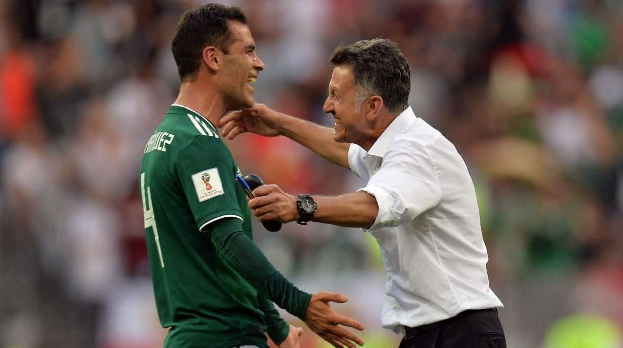 Rafa Márquez se abraza con Juan Carlos Osorio. 