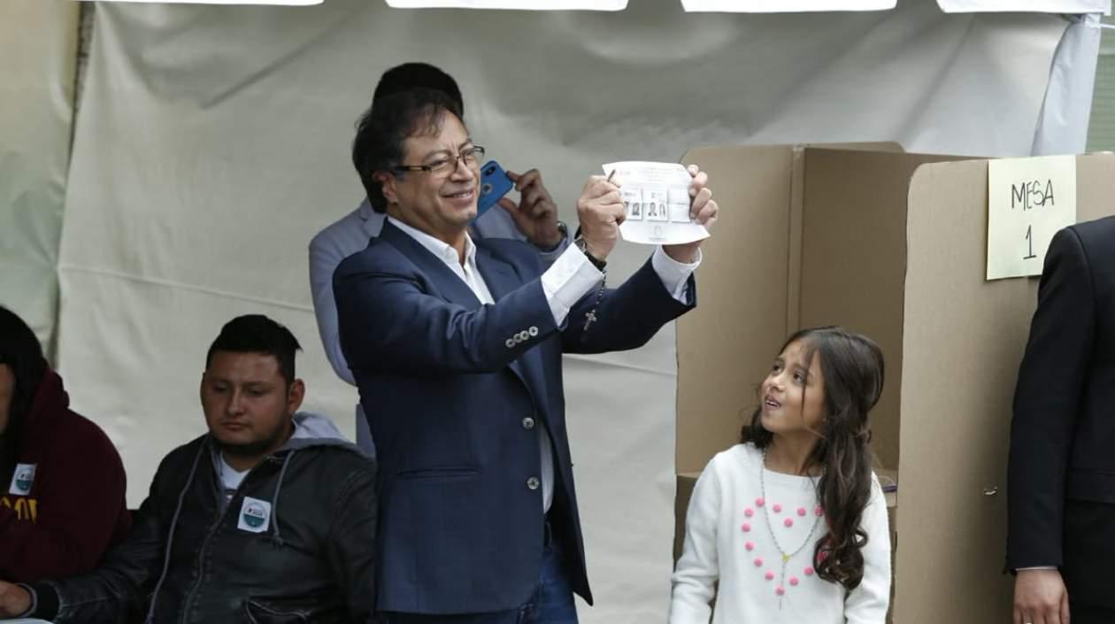 Gustavo Petro junto a su hija. 