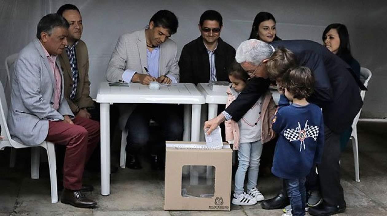 Álvaro Uribe Vélez ejerciendo su voto.