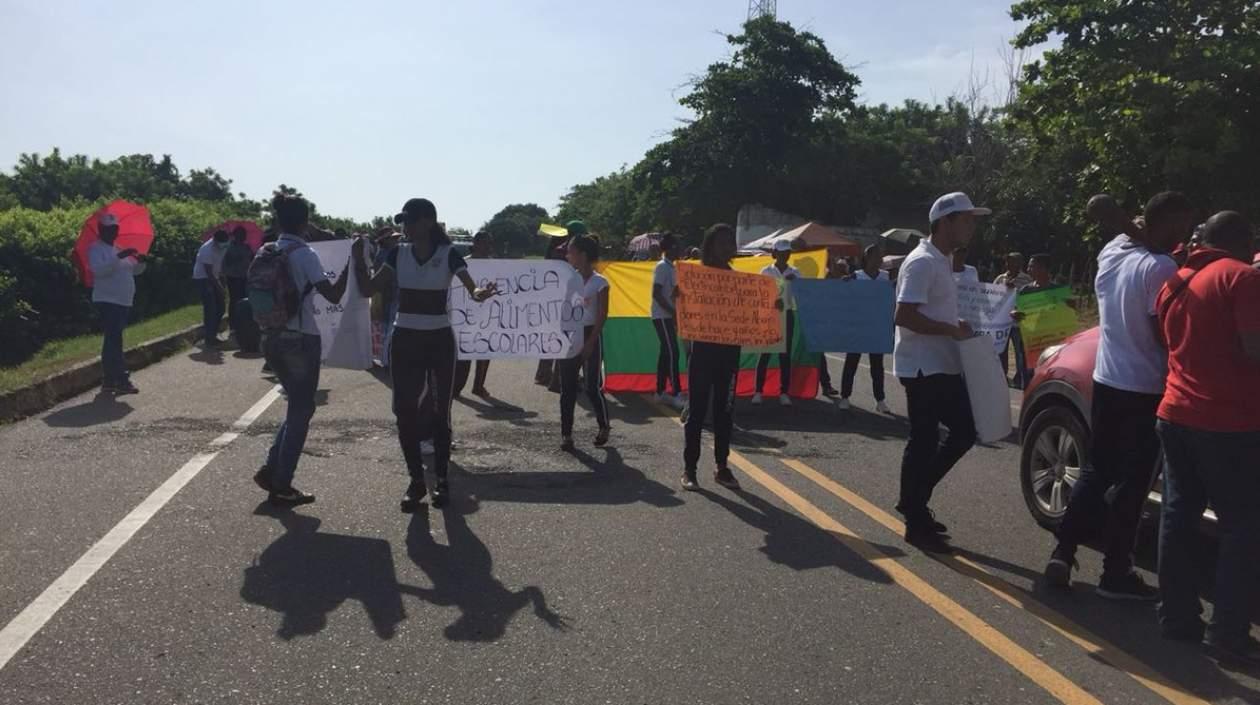 Así protestan estudiantes a la altura de Arroyo Hondo, Bolívar, en la vía al mar.